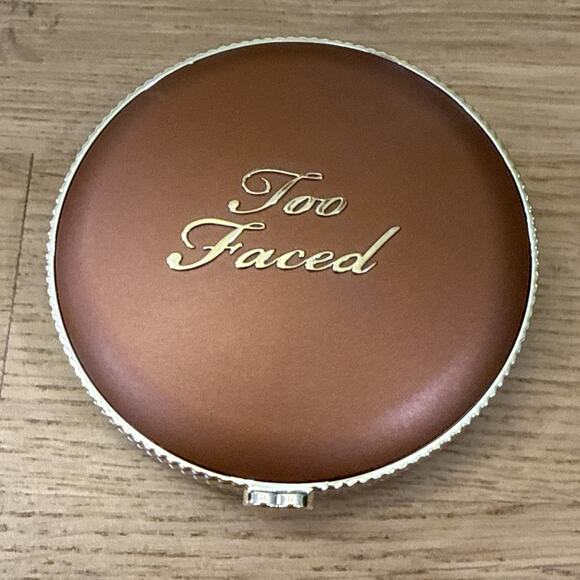 Too Faced Dark Chocolate Soleil Longwear Matte Bronzer - 0.28 oz / 8 g - Picture 4 of 4